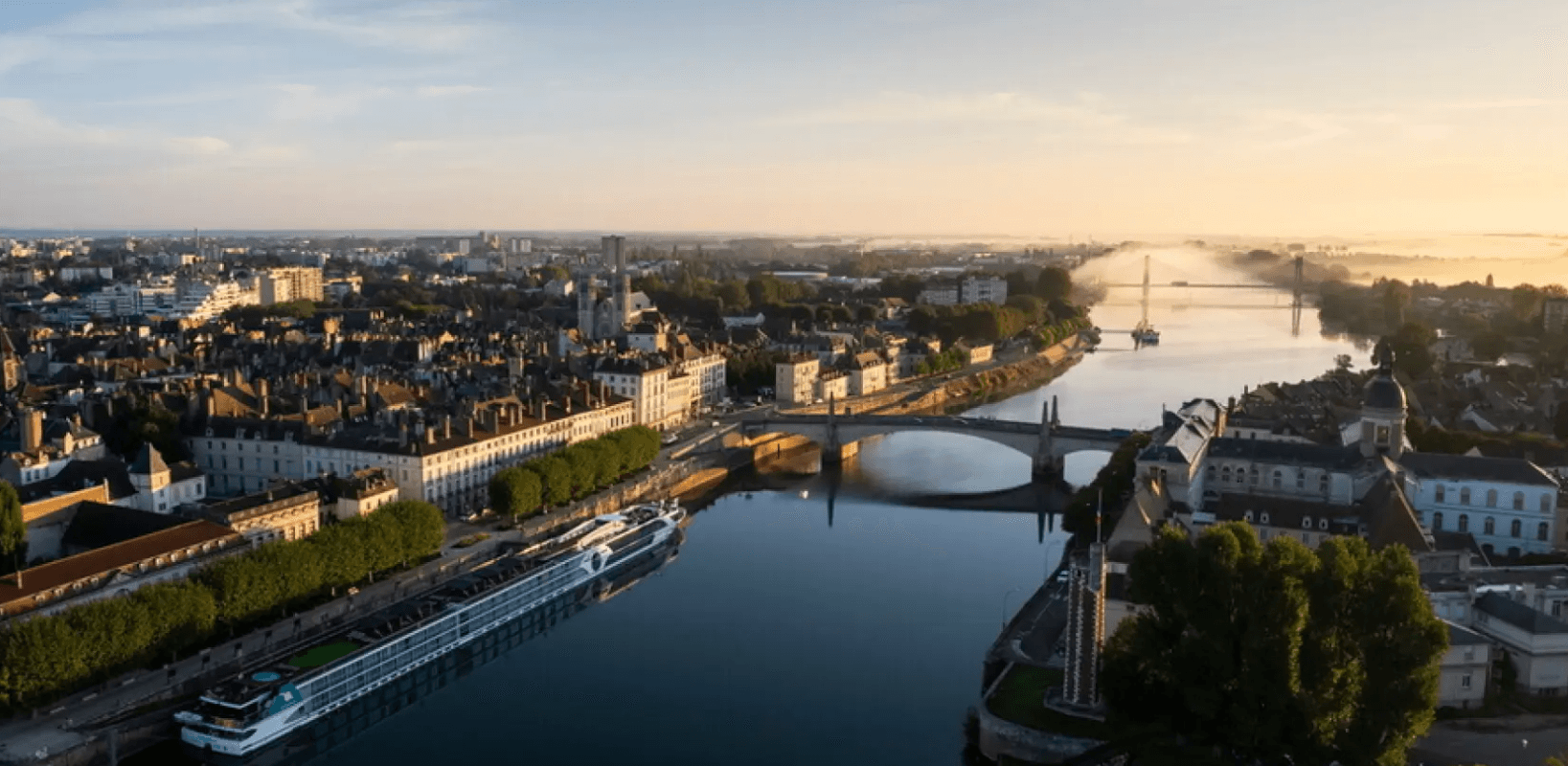 Vue aérienne de Chalon-sur-Saône et du méandre de la Saône