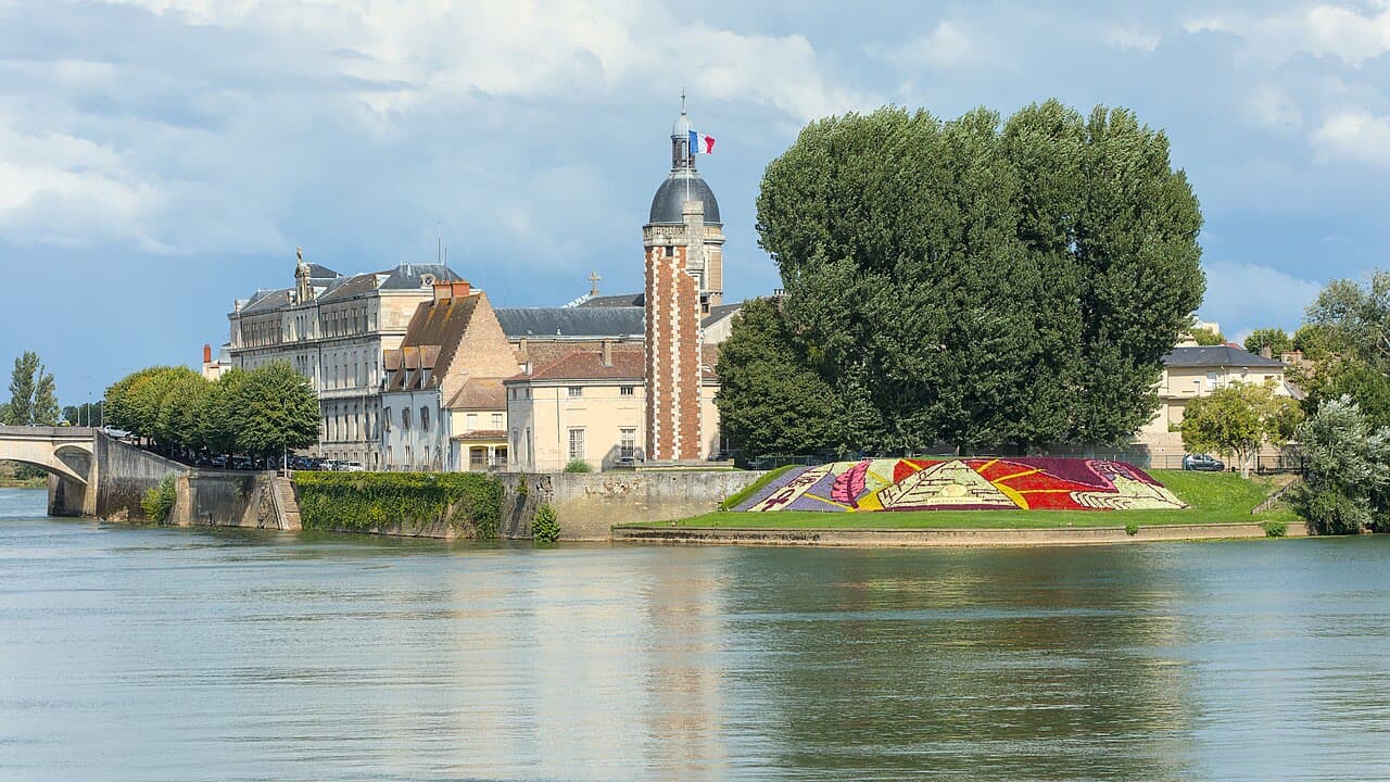 L'île Saint-Laurent vue de la Saône, avec l'ancien hôpital et la tour du Doyenné