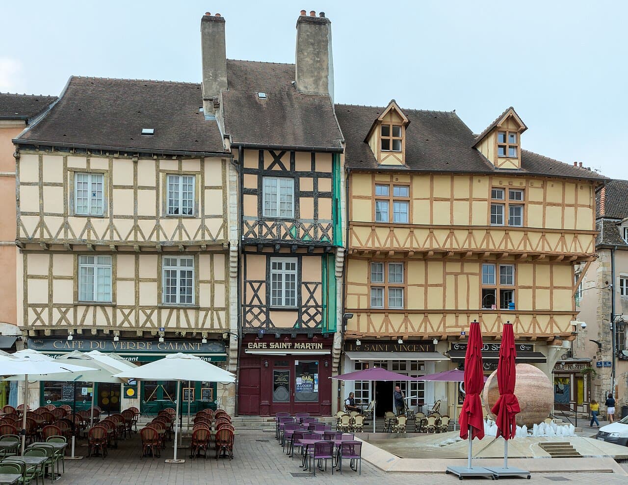 La place Saint-Vincent et ses maisons à colombages, dans le centre-ville de Chalon-sur-Saône