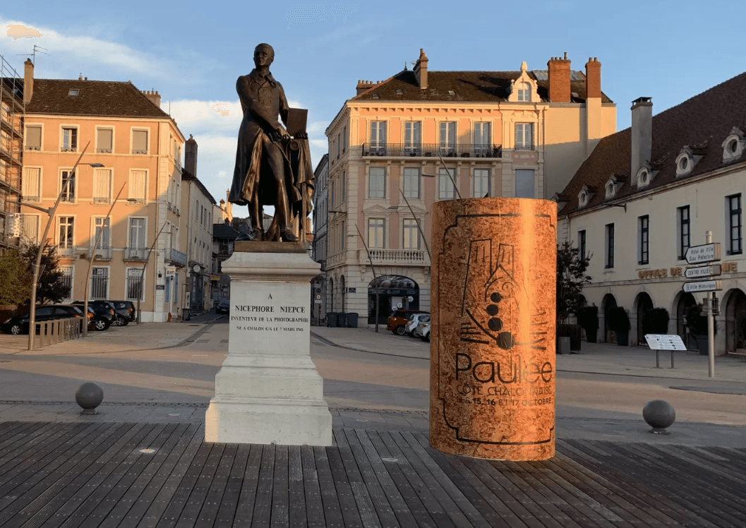 Statue de Nicéphore Niépce, place Niépce, dans le centre-ville de Chalon-sur-Saône