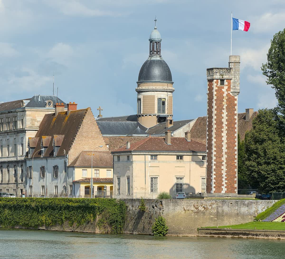 The former hospital of Chalon-sur-Saône, its dome and the Doyenné tower, seen from the Saône